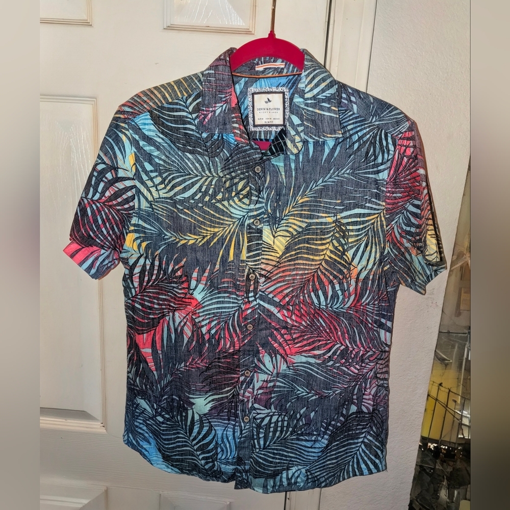 Denim & Flower Men's Hawaiian Short Sleeve T-Shirt. Men's Size Medium.